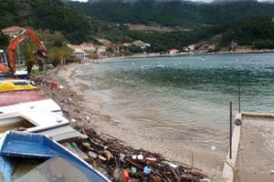 Pelješac, 25. studenoga 2010. - u tijeku je organizirana akcija čišćenja na hrvatskim otocima u južnome dijelu Jadrana koji su pogođeni masovnim naplavljivanjem otpada nanešenog iz smjera Albanije i Italije, uspješno su očišćene obale od većine naplavljenoga krupnoga otpada, akcija čišćenja još je uvijek u tijeku